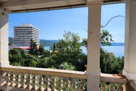 OPATIJA, stan 100 m2 s terasom prvi red do mora, Opatija, Stan