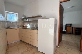 Crikvenica, stan u prizemlju sa 3 parkirna mjesta, Crikvenica, Flat