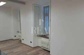 Najam poslovnog prostora u centru grada  63.01 m2, Rijeka, Commercial property