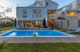 Kuća Prodaje se moderna villa sa bazenom, 360 m2, Poreč!, Poreč, بيت