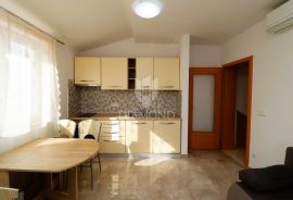 Poreč, okolica, PRILIKA! Dva stana sa vlastitom okućnicom, Poreč, Appartement