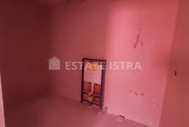 Pula/Gregovica - stan 86 m2 u visokom roh bau -1.kat, Pula, Apartamento