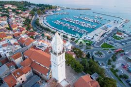 NOVI VINODOLSKI - Građevinsko zemljište za izgradnju kuće s 3 stana, Novi Vinodolski, Terreno