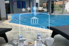 Klek - Vila 417m2 sa zatvorenim bazenom u blizini plaže! 660000€, Slivno, Maison