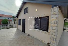 Karin Donji - kuća s 3 apartmana, otvoreni pogled na more! 266000€, Benkovac, بيت