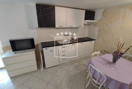 Karin Donji - kuća s 3 apartmana, otvoreni pogled na more! 266000€, Benkovac, بيت