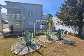 Sabunike - kuća 247m2, 750m od mora! 459000€, Privlaka, Casa