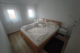 Vinjerac -  kuća s 3 apartmana, cca 40m od mora! 235000€, Posedarje, Haus