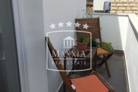 Vinjerac -  kuća s 3 apartmana, cca 40m od mora! 235000€, Posedarje, Haus