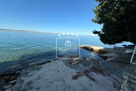 Tribanj - kuća sa 2 apartmana PRVI RED DO MORA! 499000€, Starigrad, House