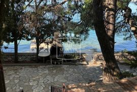 Tribanj - kuća sa 2 apartmana PRVI RED DO MORA! 499000€, Starigrad, House