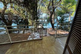 Tribanj - kuća sa 2 apartmana PRVI RED DO MORA! 499000€, Starigrad, House