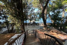 Tribanj - kuća sa 2 apartmana PRVI RED DO MORA! 499000€, Starigrad, House