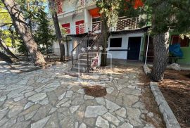 Tribanj - kuća sa 2 apartmana PRVI RED DO MORA! 499000€, Starigrad, House