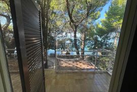 Tribanj - kuća sa 2 apartmana PRVI RED DO MORA! 499000€, Starigrad, House