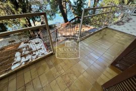 Tribanj - kuća sa 2 apartmana PRVI RED DO MORA! 499000€, Starigrad, House