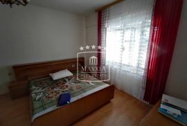 Starigrad - kuća katnica veliki vrt 150m od mora! 350000€, Starigrad, Kuća