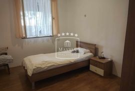 Starigrad - kuća katnica veliki vrt 150m od mora! 350000€, Starigrad, Kuća