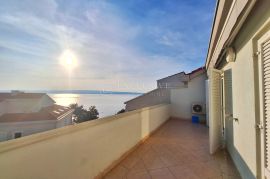 SELCE - APARTMAN S POGLEDOM, 30 M OD MORA!, Crikvenica, Apartamento