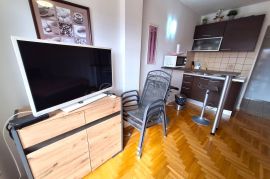 CRIKVENICA - GARSONIJERA 2. RED OD PLAŽE!, Crikvenica, Apartamento