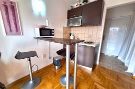 CRIKVENICA - GARSONIJERA 2. RED OD PLAŽE!, Crikvenica, Apartamento