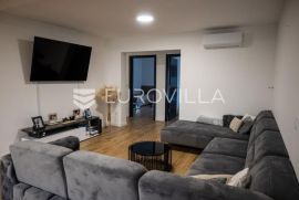 Osijek, Cvjetno naselje, stan 120 m2, prvi kat s lođom 44 m2, Osijek, Apartamento