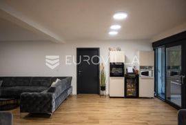 Osijek, Cvjetno naselje, stan 120 m2, prvi kat s lođom 44 m2, Osijek, Apartamento