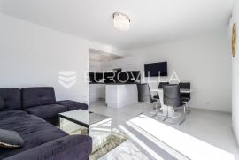 Trogir, moderan  jednosoban stan s pogledom na more -  dugoročan najam, Trogir, Appartement