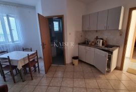 Novi Vinodolski - kuća sa 10 apartmana 150 metara od mora, Novi Vinodolski, Casa