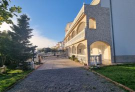 Novi Vinodolski - kuća sa 10 apartmana 150 metara od mora, Novi Vinodolski, Casa