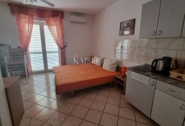 Novi Vinodolski - kuća sa 10 apartmana 150 metara od mora, Novi Vinodolski, Casa