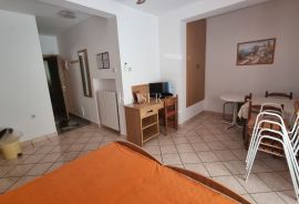 Novi Vinodolski - kuća sa 10 apartmana 150 metara od mora, Novi Vinodolski, Casa