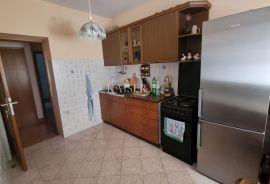 Novi Vinodolski - kuća sa 10 apartmana 150 metara od mora, Novi Vinodolski, Casa