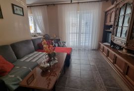 Novi Vinodolski - kuća sa 10 apartmana 150 metara od mora, Novi Vinodolski, Casa