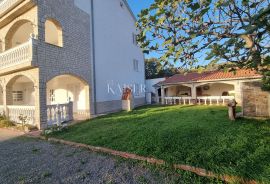 Novi Vinodolski - kuća sa 10 apartmana 150 metara od mora, Novi Vinodolski, Casa