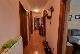 Novi Vinodolski - kuća sa 10 apartmana 150 metara od mora, Novi Vinodolski, Casa