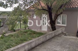 ZADAR, DEBELJAK - Prostrana kuća s pomoćnim objektom/apartmanom, Sukošan, Kuća