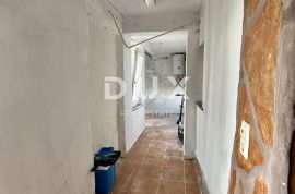 ZADAR, DEBELJAK - Prostrana kuća s pomoćnim objektom/apartmanom, Sukošan, Kuća