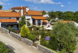 OTOK KRK, VRBNIK (okolica) - Kuća s bazenom i jacuzzijem, Vrbnik, Дом