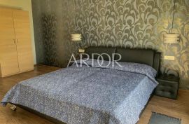 Martinkovac, stan u prizemlju vile s bazenom, Rijeka, Appartement