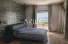 Martinkovac, stan u prizemlju vile s bazenom, Rijeka, Appartement