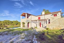 Kuća sa dva stana i prekrasnim dvorištem, Sveti Lovreč, House