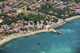 ZADAR, VRSI - Građevinski teren s maslinama 800 metara od plaže!, Nin, Land