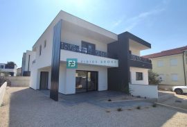 VODICE, novo, moderna dvojna kuća, vrt 160 m2, parking, Vodice, Famiglia