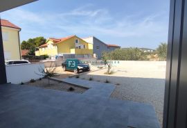 VODICE, novo, moderna dvojna kuća, vrt 160 m2, parking, Vodice, Kuća