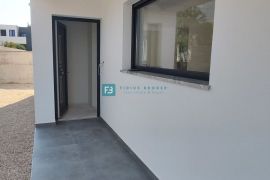 VODICE, novo, moderna dvojna kuća, vrt 160 m2, parking, Vodice, Kuća