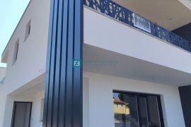 VODICE, novo, moderna dvojna kuća, vrt 160 m2, parking, Vodice, Kuća