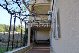 Crikvenica, dvojna kuća s 4 stana, okućnicom, garažom u funkciji turizma, Crikvenica, House