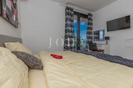 Selce, moderan apartman 90 metara od mora, Crikvenica, Appartement