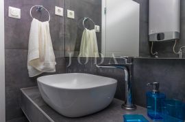 Selce, moderan apartman 90 metara od mora, Crikvenica, Appartement